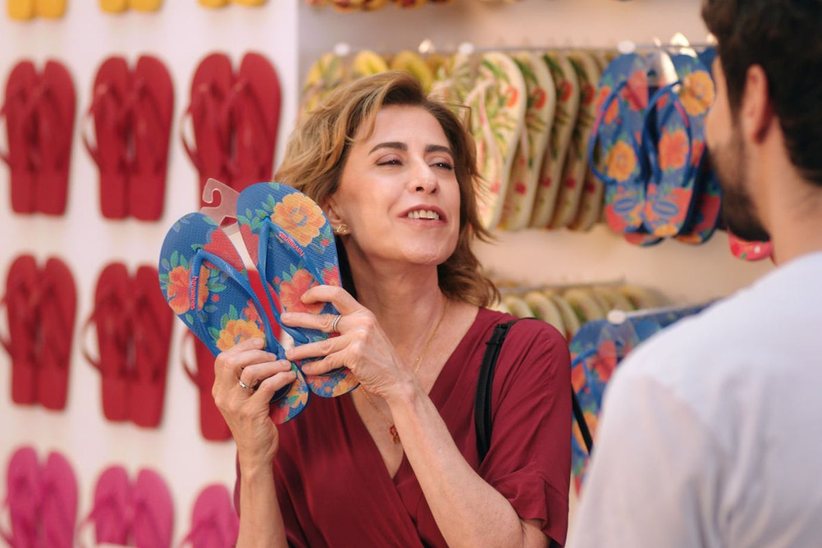 Imagem do polêmico comercial das Havaianas no fim de 2025